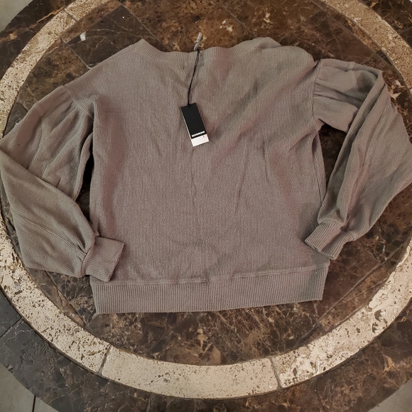 Monrow dusty olive shirred sleeve brushed thermal sweatshirt NWT - Picture 3 of 5